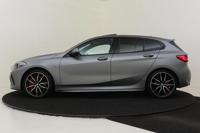 BMW 1-SERIE 118I M SPORT *VOL!* -PANO.DAK|HARMAN/KARDON|HEAD-UP DISP.|SPORTSTOELEN|FROZEN|CAMERA|KEYLESS|ADAP.LED|MEMORY|ADAP.CRUISE|TREKHAAK|19"