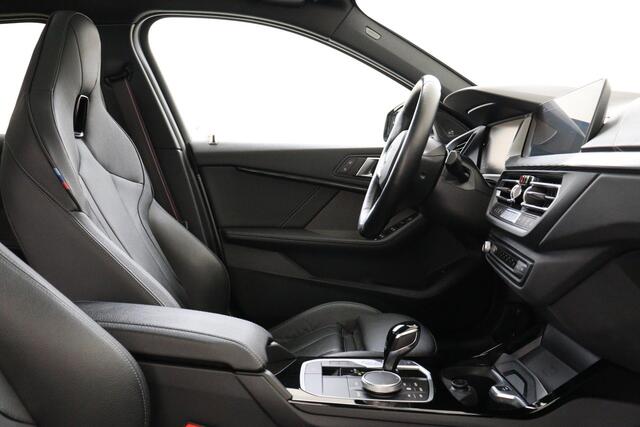 BMW 1-SERIE 118I M SPORT *VOL!* -PANO.DAK|HARMAN/KARDON|HEAD-UP DISP.|SPORTSTOELEN|FROZEN|CAMERA|KEYLESS|ADAP.LED|MEMORY|ADAP.CRUISE|TREKHAAK|19"