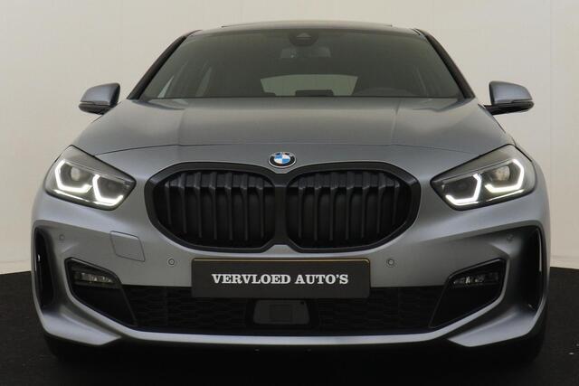 BMW 1-SERIE 118I M SPORT *VOL!* -PANO.DAK|HARMAN/KARDON|HEAD-UP DISP.|SPORTSTOELEN|FROZEN|CAMERA|KEYLESS|ADAP.LED|MEMORY|ADAP.CRUISE|TREKHAAK|19"