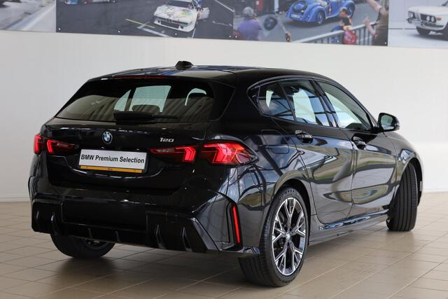 BMW 1-SERIE 120 | M Sportpakket | Head-Up | 360 Camera | Elektrisch Verstelbare Stoelen | Dodehoekdetectie | Comfort Access | Adaptieve LED