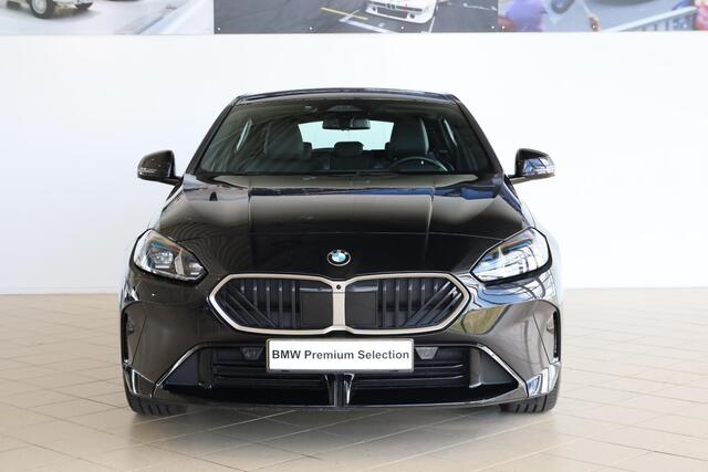 BMW 1-SERIE 120 | M Sportpakket | Head-Up | 360 Camera | Elektrisch Verstelbare Stoelen | Dodehoekdetectie | Comfort Access | Adaptieve LED