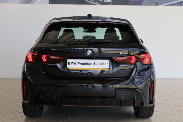 BMW 1-SERIE 120 | M Sportpakket | Head-Up | 360 Camera | Elektrisch Verstelbare Stoelen | Dodehoekdetectie | Comfort Access | Adaptieve LED