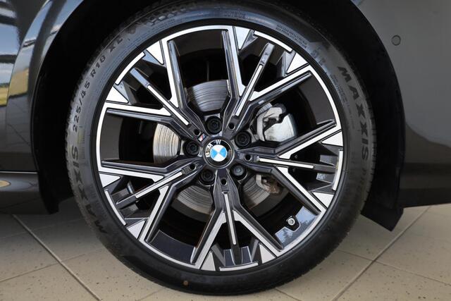 BMW 1-SERIE 120 | M Sportpakket | Head-Up | 360 Camera | Elektrisch Verstelbare Stoelen | Dodehoekdetectie | Comfort Access | Adaptieve LED