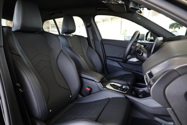 BMW 1-SERIE 120 | M Sportpakket | Head-Up | 360 Camera | Elektrisch Verstelbare Stoelen | Dodehoekdetectie | Comfort Access | Adaptieve LED
