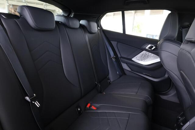 BMW 1-SERIE 120 | M Sportpakket | Head-Up | 360 Camera | Elektrisch Verstelbare Stoelen | Dodehoekdetectie | Comfort Access | Adaptieve LED