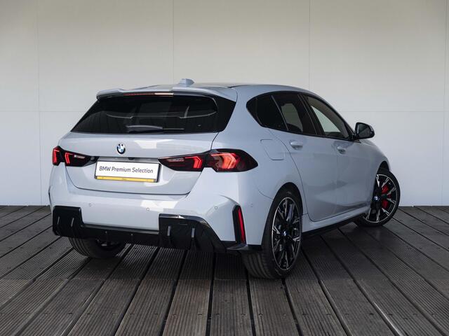 BMW 1-SERIE 120 | M Sportpakket Pro | Comfort Access | 19 inch | Driving Assistant Plus | Sportstoelen | M Adaptief onderstel | Actieve LED Koplampen
