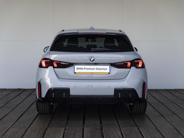 BMW 1-SERIE 120 | M Sportpakket Pro | Comfort Access | 19 inch | Driving Assistant Plus | Sportstoelen | M Adaptief onderstel | Actieve LED Koplampen