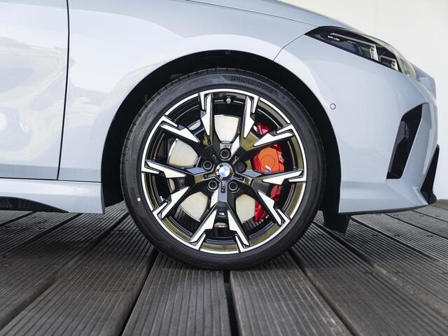 BMW 1-SERIE 120 | M Sportpakket Pro | Comfort Access | 19 inch | Driving Assistant Plus | Sportstoelen | M Adaptief onderstel | Actieve LED Koplampen