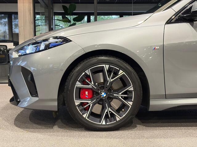 BMW 1-SERIE 120 M Sport Design Edition Panoramadak | Stoelverwarming | Camera | Carplay