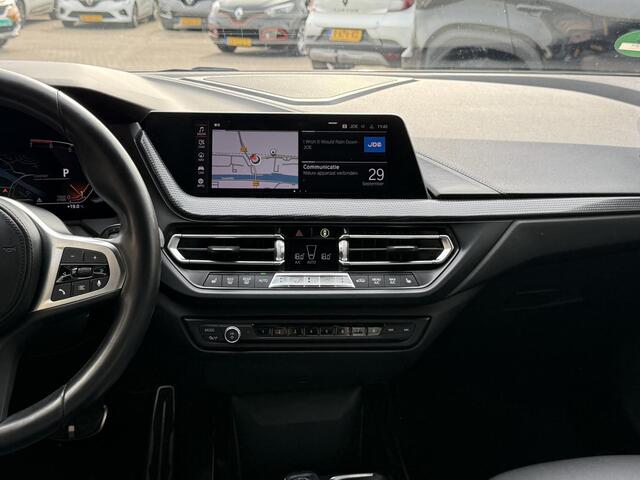 BMW 1-SERIE 118i Executive Edition | NAP | Dealer onderhouden | Stoelverwarming | Navigatie | LED | DAB | Climate Control | Cruise Control |
