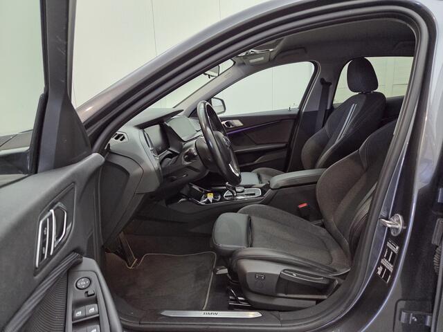 BMW 1-SERIE 118i Executive Edition Sportline | Cruise Contol | Ambiance Verlichting | Navigatie | Keyless | Parkeersensoren | Climate Control | LED | BTW