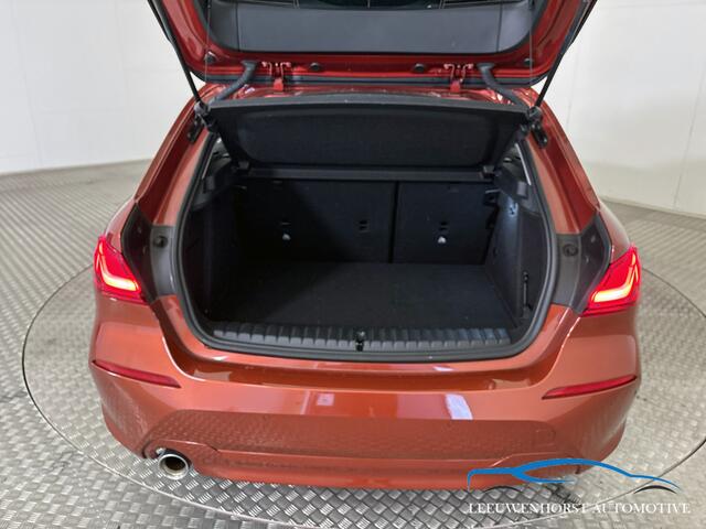 BMW 1-SERIE 118i Business Edition, automaat, digit. dash, camera, 2x PDC, climate, cruise, NL-dealerauto