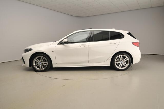 BMW 1-SERIE 5-deurs 118i | M-Sportpakket | LED | Navigatie | Panoramadak | Sportstoelen | Shadow line | DAB | Alu 17 inch
