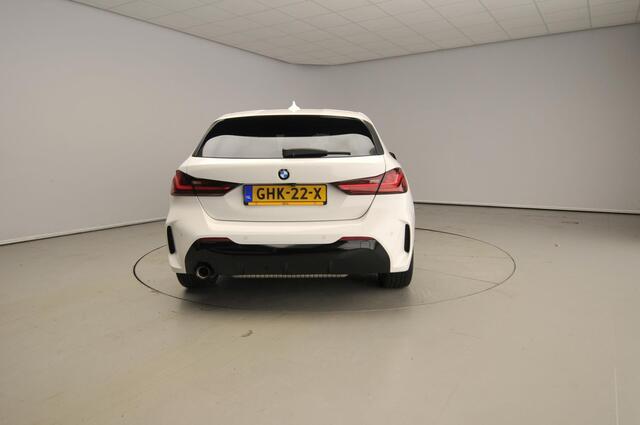 BMW 1-SERIE 5-deurs 118i | M-Sportpakket | LED | Navigatie | Panoramadak | Sportstoelen | Shadow line | DAB | Alu 17 inch