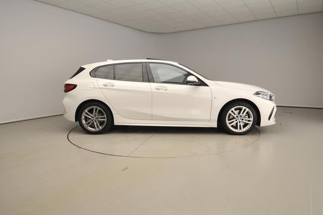 BMW 1-SERIE 5-deurs 118i | M-Sportpakket | LED | Navigatie | Panoramadak | Sportstoelen | Shadow line | DAB | Alu 17 inch
