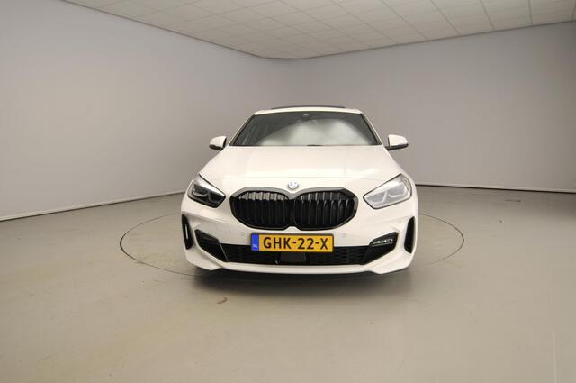 BMW 1-SERIE 5-deurs 118i | M-Sportpakket | LED | Navigatie | Panoramadak | Sportstoelen | Shadow line | DAB | Alu 17 inch