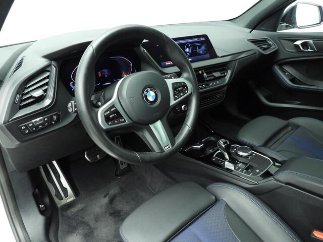 BMW 1-SERIE 5-deurs 118i | M-Sportpakket | LED | Navigatie | Panoramadak | Sportstoelen | Shadow line | DAB | Alu 17 inch