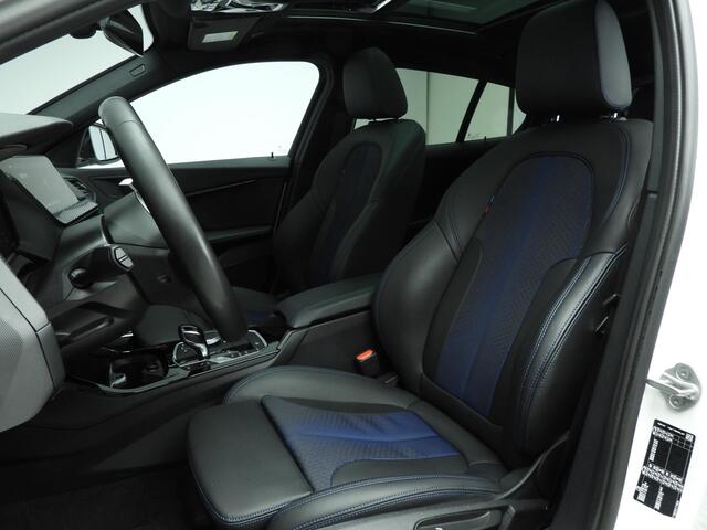 BMW 1-SERIE 5-deurs 118i | M-Sportpakket | LED | Navigatie | Panoramadak | Sportstoelen | Shadow line | DAB | Alu 17 inch