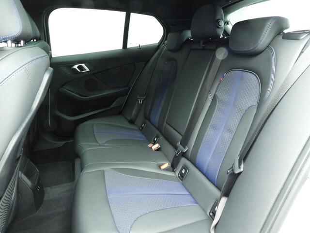 BMW 1-SERIE 5-deurs 118i | M-Sportpakket | LED | Navigatie | Panoramadak | Sportstoelen | Shadow line | DAB | Alu 17 inch
