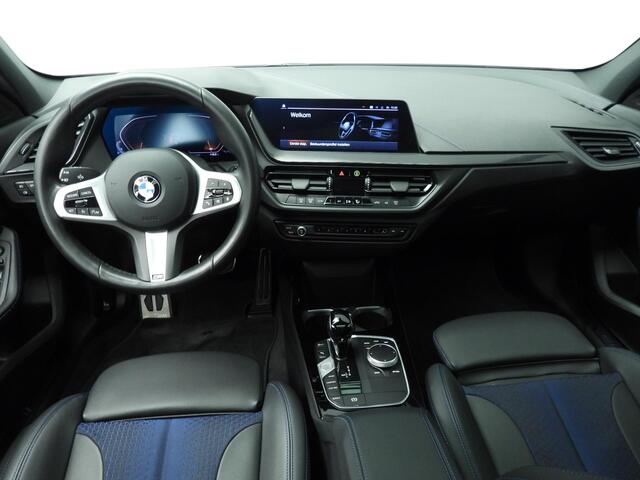 BMW 1-SERIE 5-deurs 118i | M-Sportpakket | LED | Navigatie | Panoramadak | Sportstoelen | Shadow line | DAB | Alu 17 inch
