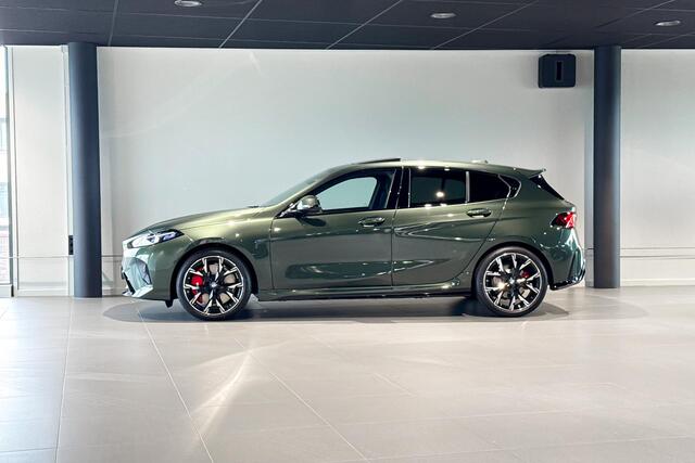 BMW 1-SERIE 120 M Sport Design Edition | M Sport Pro | Glazen Panoramadak | Harman Kardon | Stoelverwarming |