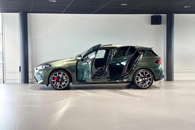 BMW 1-SERIE 120 M Sport Design Edition | M Sport Pro | Glazen Panoramadak | Harman Kardon | Stoelverwarming |