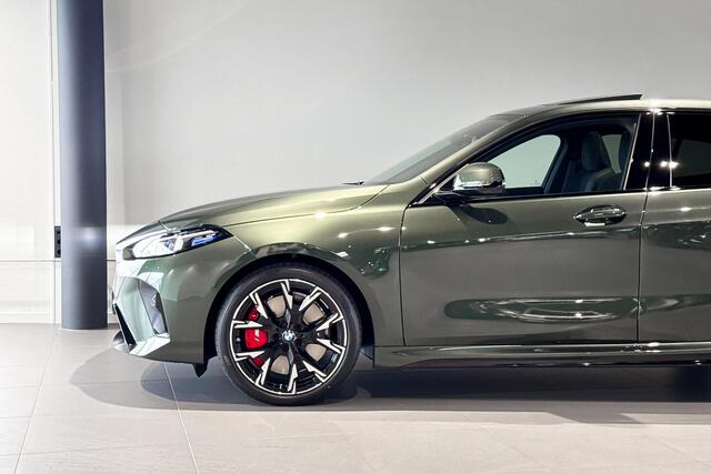 BMW 1-SERIE 120 M Sport Design Edition | M Sport Pro | Glazen Panoramadak | Harman Kardon | Stoelverwarming |