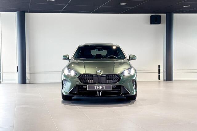 BMW 1-SERIE 120 M Sport Design Edition | M Sport Pro | Glazen Panoramadak | Harman Kardon | Stoelverwarming |
