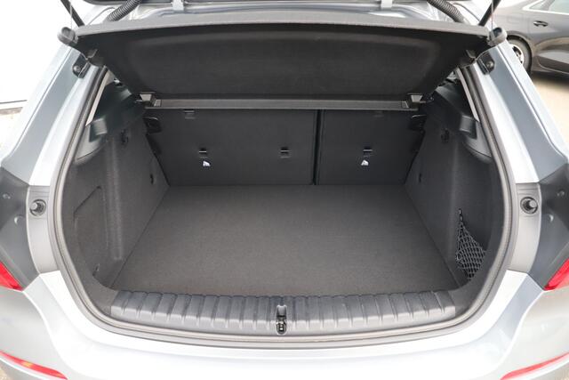 BMW 1-SERIE 118i 136PK Automaat Navigatie Draadloos Carplay Climate Cruise Control Parkeersensor