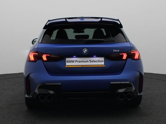 BMW 1-SERIE 123 xDrive M Sportpakket Pro | Innovation Pack | Trekhaak | Stuurwielrand verwarmd | Panoramadak | Elektrisch verstelbare M Sportstoelen | Driving Assistant Plus | Head Up Display | Harman Kardon | 19''