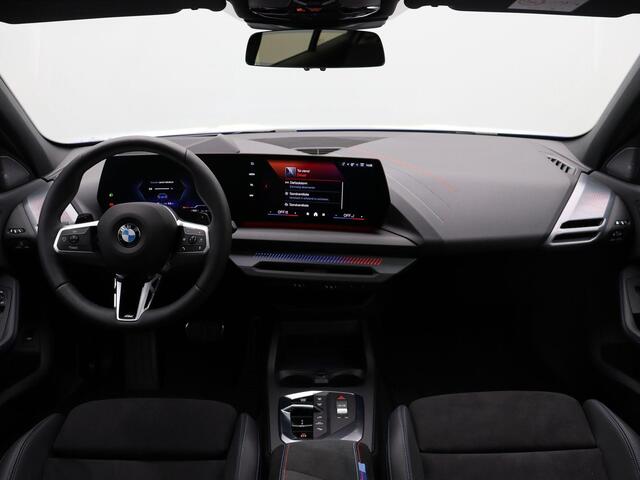 BMW 1-SERIE 123 xDrive M Sportpakket Pro | Innovation Pack | Trekhaak | Stuurwielrand verwarmd | Panoramadak | Elektrisch verstelbare M Sportstoelen | Driving Assistant Plus | Head Up Display | Harman Kardon | 19''