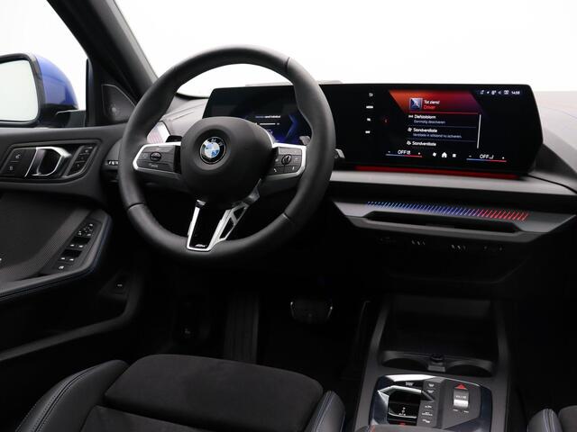 BMW 1-SERIE 123 xDrive M Sportpakket Pro | Innovation Pack | Trekhaak | Stuurwielrand verwarmd | Panoramadak | Elektrisch verstelbare M Sportstoelen | Driving Assistant Plus | Head Up Display | Harman Kardon | 19''
