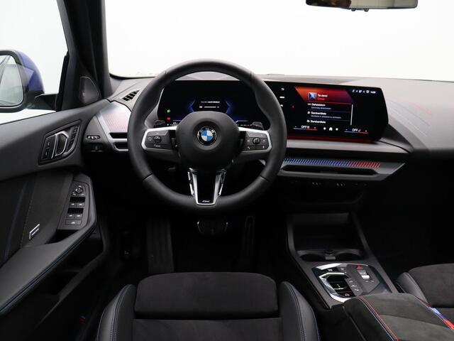 BMW 1-SERIE 123 xDrive M Sportpakket Pro | Innovation Pack | Trekhaak | Stuurwielrand verwarmd | Panoramadak | Elektrisch verstelbare M Sportstoelen | Driving Assistant Plus | Head Up Display | Harman Kardon | 19''