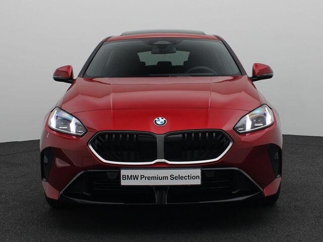 BMW 1-SERIE 120 M Sportpakket | Premium Pack | Stuurwielrand verwarmd | Panoramadak | Driving Assistant | Harman Kardon | 19''