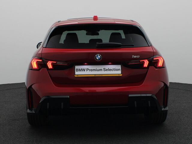 BMW 1-SERIE 120 M Sportpakket | Premium Pack | Stuurwielrand verwarmd | Panoramadak | Driving Assistant | Harman Kardon | 19''