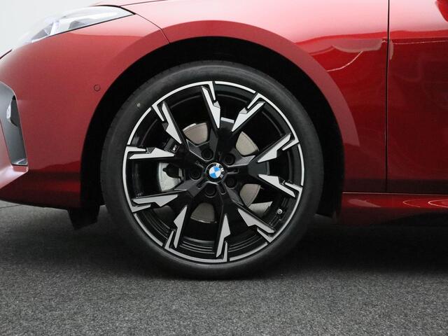 BMW 1-SERIE 120 M Sportpakket | Premium Pack | Stuurwielrand verwarmd | Panoramadak | Driving Assistant | Harman Kardon | 19''