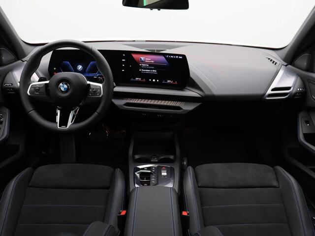 BMW 1-SERIE 120 M Sportpakket | Premium Pack | Stuurwielrand verwarmd | Panoramadak | Driving Assistant | Harman Kardon | 19''