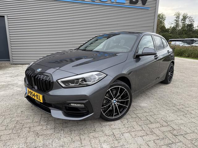 BMW 1-SERIE 118i Sport Line Trekhaak LED PDC Carplay DAB 18 Inch Sportstoelen