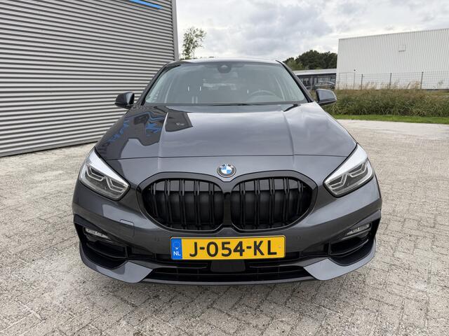 BMW 1-SERIE 118i Sport Line Trekhaak LED PDC Carplay DAB 18 Inch Sportstoelen