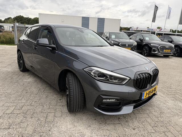BMW 1-SERIE 118i Sport Line Trekhaak LED PDC Carplay DAB 18 Inch Sportstoelen