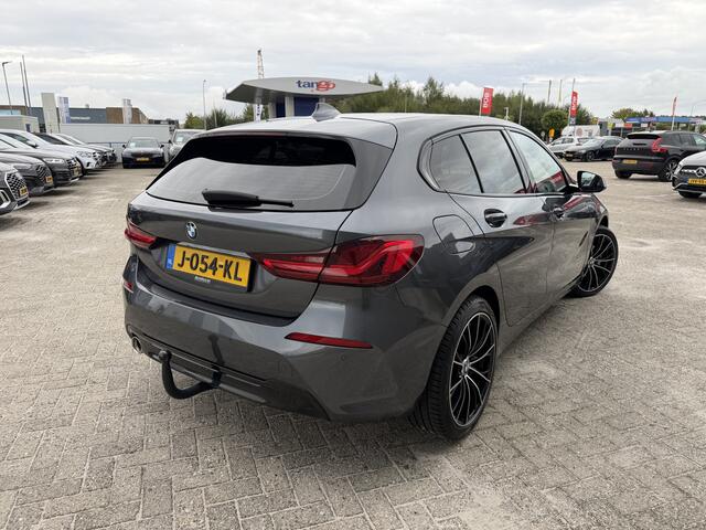 BMW 1-SERIE 118i Sport Line Trekhaak LED PDC Carplay DAB 18 Inch Sportstoelen