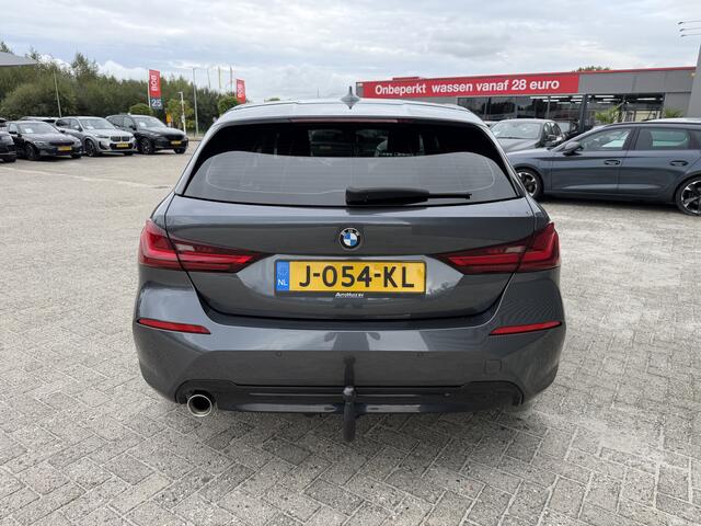 BMW 1-SERIE 118i Sport Line Trekhaak LED PDC Carplay DAB 18 Inch Sportstoelen