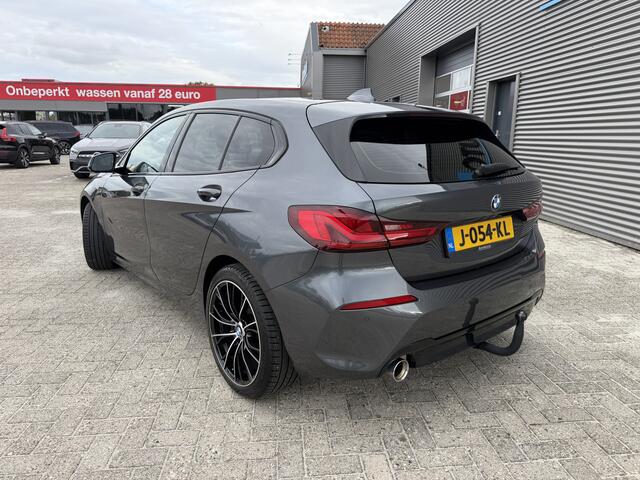 BMW 1-SERIE 118i Sport Line Trekhaak LED PDC Carplay DAB 18 Inch Sportstoelen