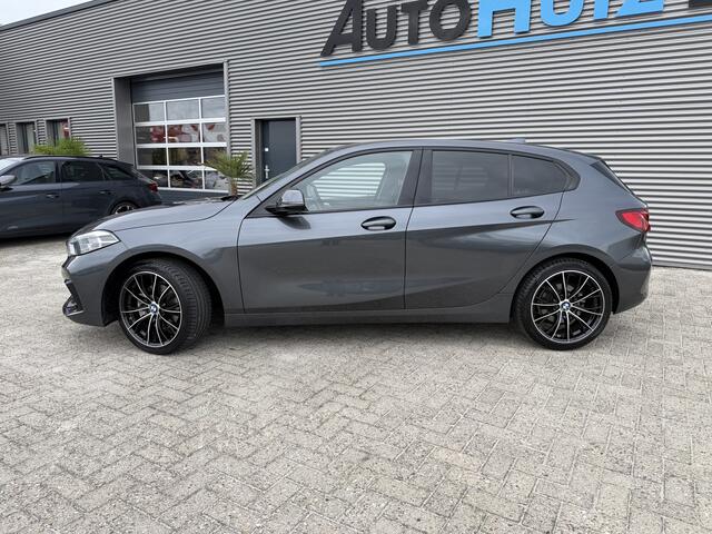 BMW 1-SERIE 118i Sport Line Trekhaak LED PDC Carplay DAB 18 Inch Sportstoelen