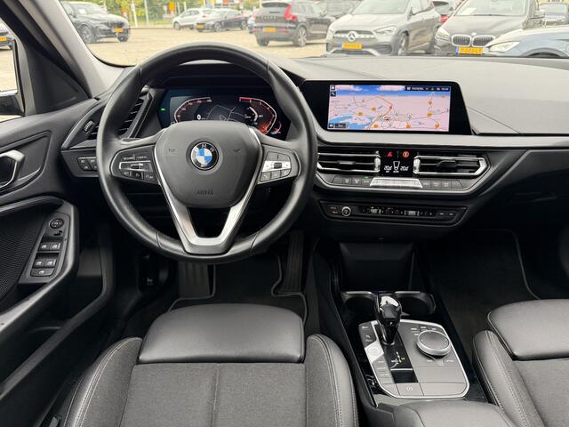 BMW 1-SERIE 118i Sport Line Trekhaak LED PDC Carplay DAB 18 Inch Sportstoelen