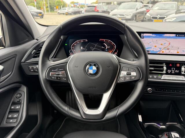 BMW 1-SERIE 118i Sport Line Trekhaak LED PDC Carplay DAB 18 Inch Sportstoelen
