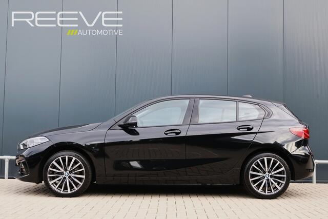 BMW 1-SERIE 118i Sportline Automaat | Leer | Stoelverwarming | 18 Inch | Camera | Live Cockpit Plus | Apple Carplay / Android Auto