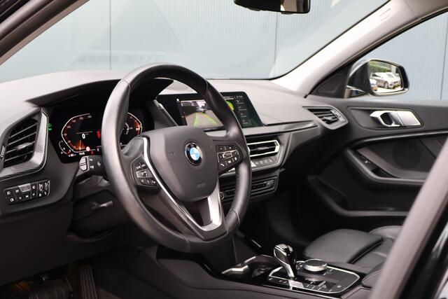 BMW 1-SERIE 118i Sportline Automaat | Leer | Stoelverwarming | 18 Inch | Camera | Live Cockpit Plus | Apple Carplay / Android Auto
