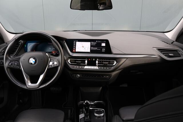 BMW 1-SERIE 118i Sportline Automaat | Leer | Stoelverwarming | 18 Inch | Camera | Live Cockpit Plus | Apple Carplay / Android Auto