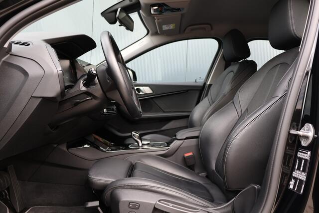 BMW 1-SERIE 118i Sportline Automaat | Leer | Stoelverwarming | 18 Inch | Camera | Live Cockpit Plus | Apple Carplay / Android Auto